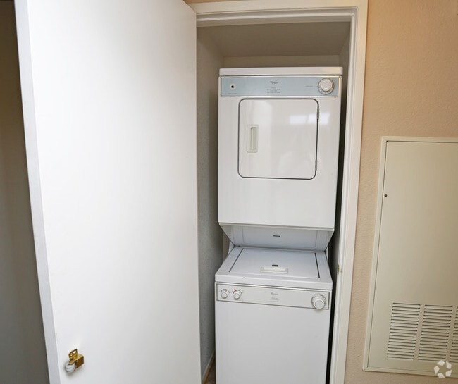 Riverpark Apartments For Rent in Canyon Country, CA