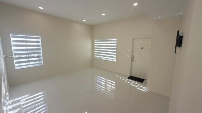 Photo - 692 Maplewood Ct