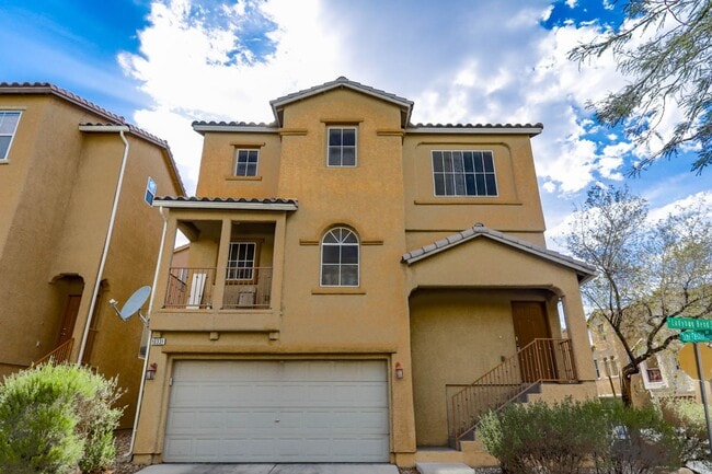 Beautiful 3 Bed Home With 3 Full Baths And... - Beautiful 3 Bed Home With 3 Full Baths And...