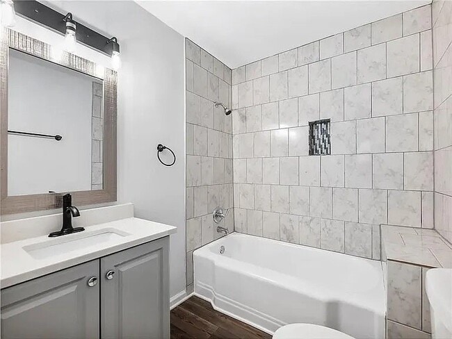 Photo - 845 Oak St SW