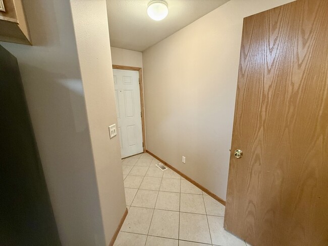 Photo - 721 Broderick Dr NE