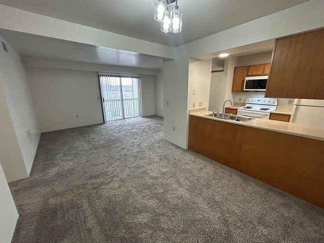 Building Photo - 2 bedroom 1 bath, 2nd floor apartment - Balcony & Central Heat & A/C Unit 42