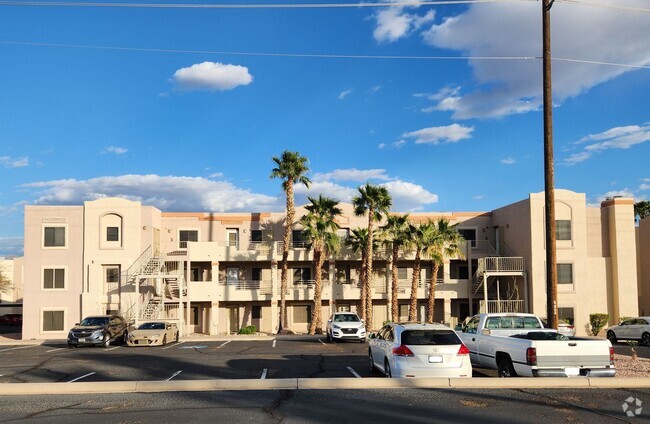 Building Photo - NEWLY RENOVATED BOTTOM FLOOR CONDO Unit 104