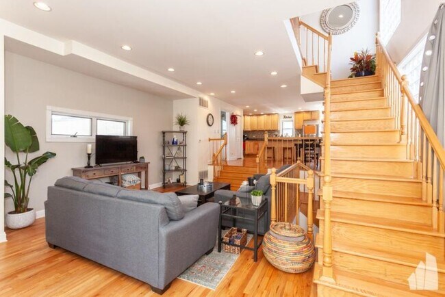 Photo - 4 bedroom in Chicago IL 60657 Unit CH