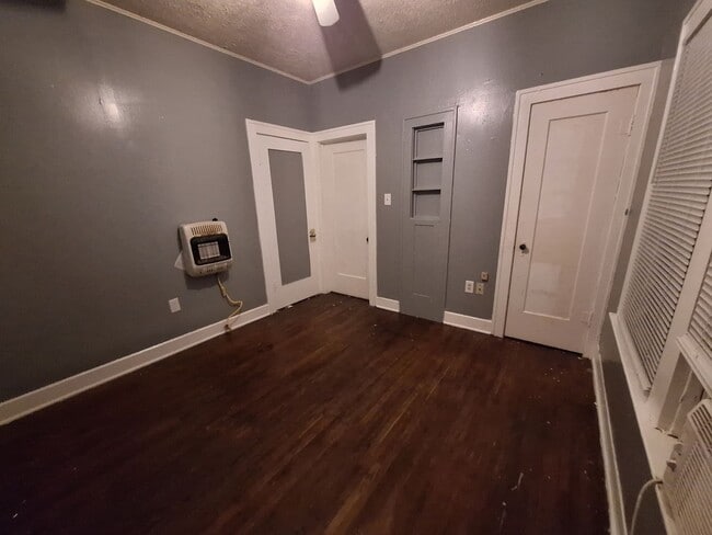 Building Photo - Charming 2 Bedroom