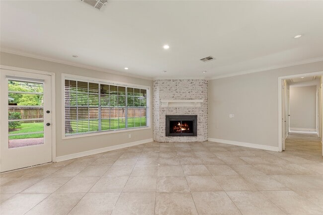 Building Photo - 402 Forest Lake Dr Rental