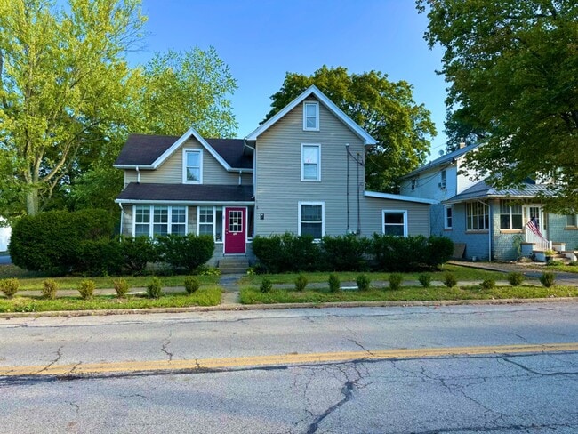Building Photo - 18 E Salem St Rental