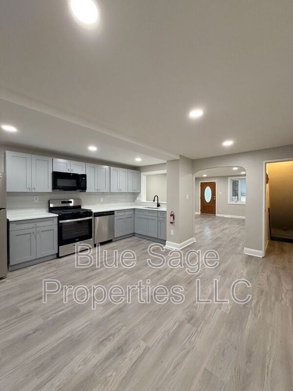 Building Photo - 402 Rively Ave