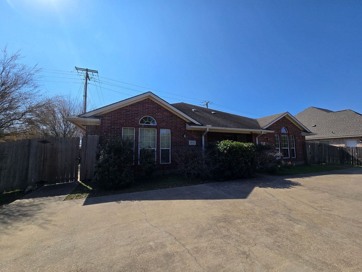Photo - College Station - 3 bedroom / 3 bath - duplex with fenced yard and washer/dryer.