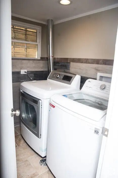 Building Photo - 120 N LeClaire Ave Unit two Rental