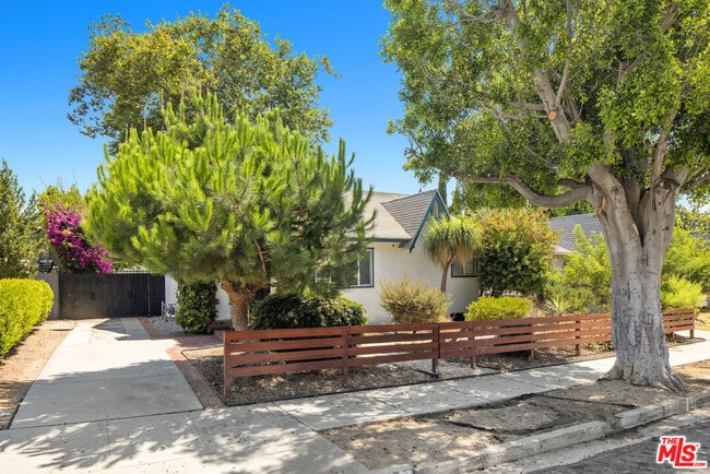 Building Photo - 352 Hargrave St