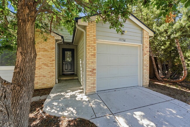 Building Photo - $2,440.95, 3 Beds, 2 Baths, Single Family Home in Aurora Washer and Dryer!