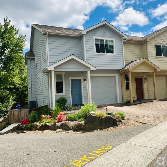 Building Photo - Unfurnished Elegant Townhome – Dual Primar...