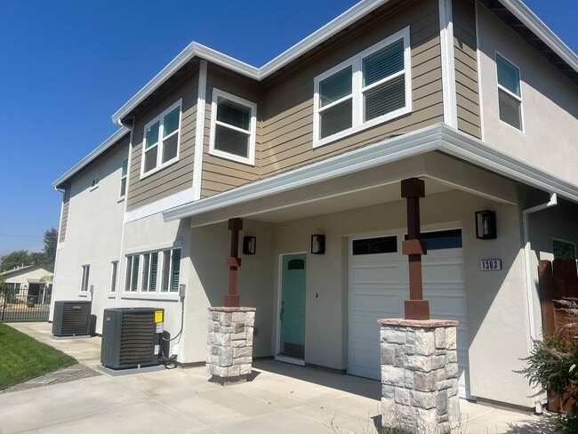 Building Photo - 1363 Harris Ave Unit 1363 Harris Avenue- Duplex Rental