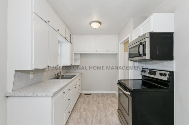 Photo - Updated 3 bed / 2 bath house With Exceptio...