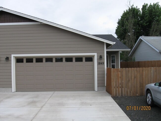 Building Photo - Must See 3 Bedroom with Fenced Yard!