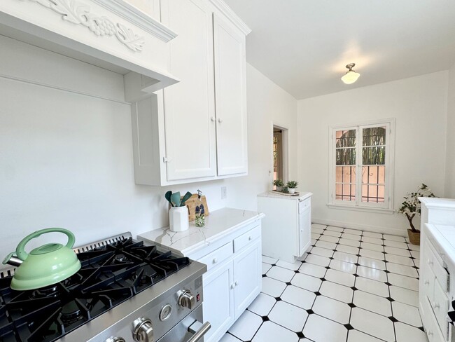 Photo - 221 S Gramercy Pl