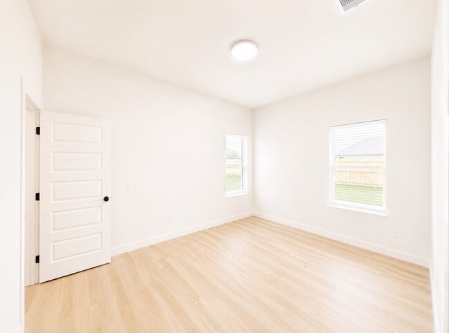 Photo - 326 Clearwater St