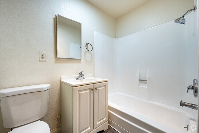 1BR, 1BA - 600SF - Bathroom