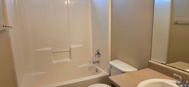 Photo - 3 Bedroom 2 Bath Close To Missouri State University $1295