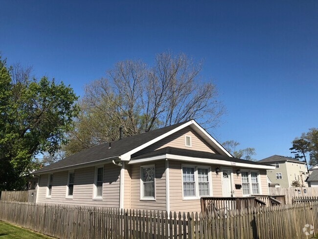 Building Photo - 1300 Cypress Ave Unit 1300 Cypress Ave Rental
