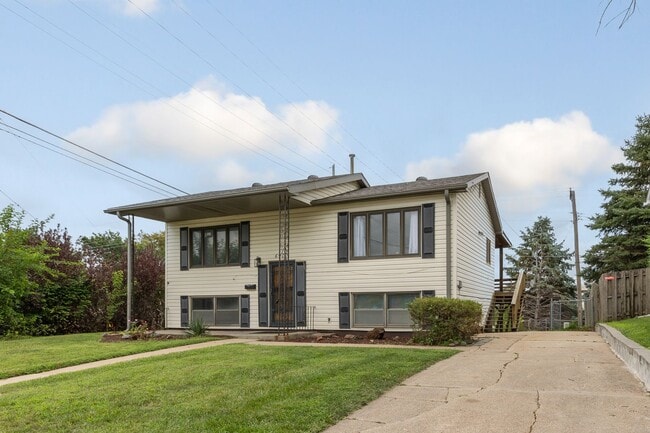 Building Photo - Split-Entry Home in La Vista! This 3-bedro...