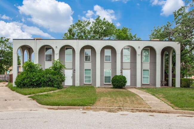 Building Photo - Spacious & Modernized Duplex Living in Southwest Fort Worth