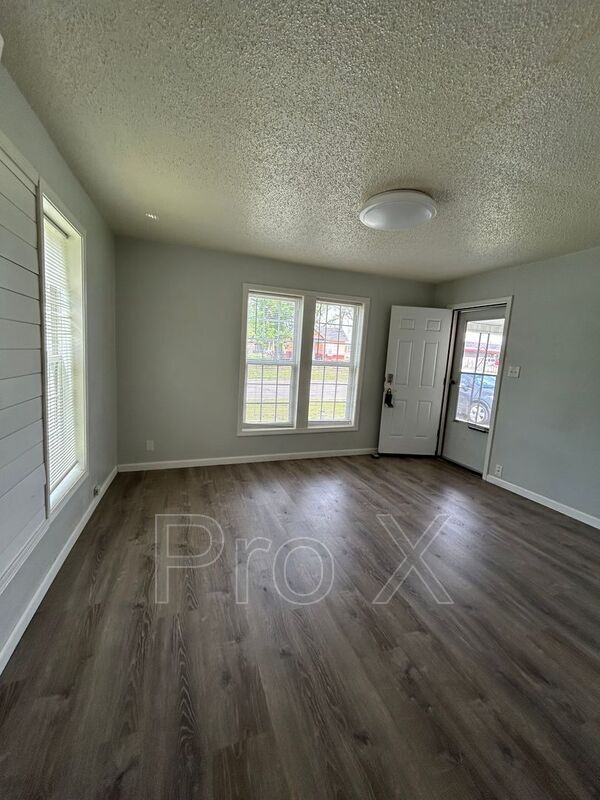 Photo - 105 W Jefferson St