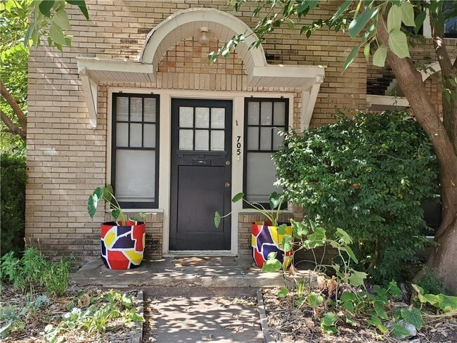 Building Photo - 705 1/2 Graham Pl