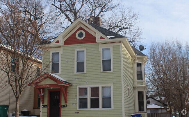 Building Photo - 698 Conway St Unit Lower Rental