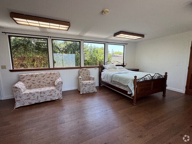 Building Photo - 2424 L St Unit B Rental
