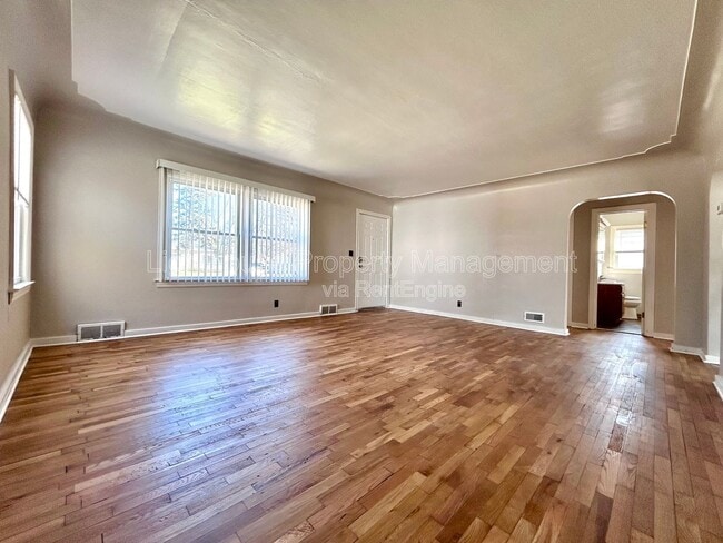 Photo - 527 Ferndale Ave NW