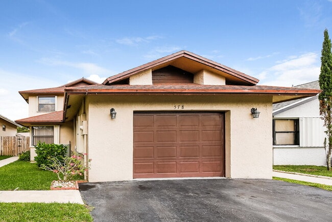 Building Photo - 578 Lakeside Cir