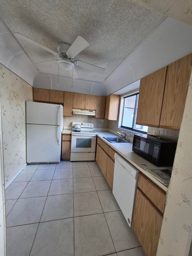 Building Photo - 15108 Ashland Dr Unit 195