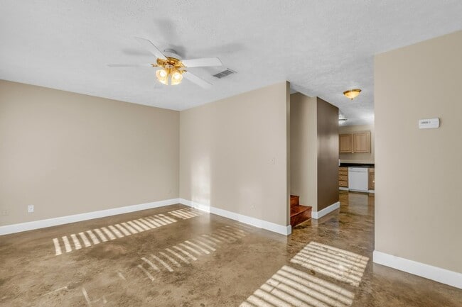 Photo - 112 W Gillespie St