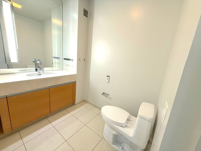 Photo - Spacious 10th Floor Studio at The Veer Towers!!