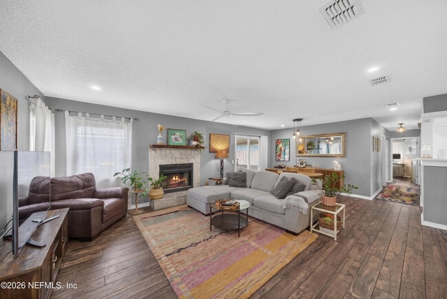 Photo - 1155 13th St N