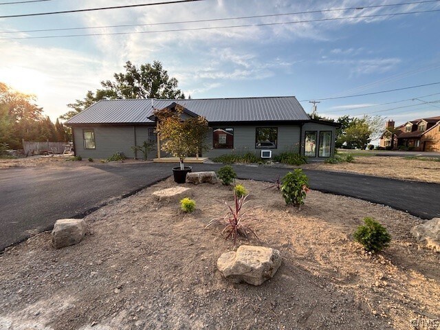 Photo - 7438 Lakeshore Rd
