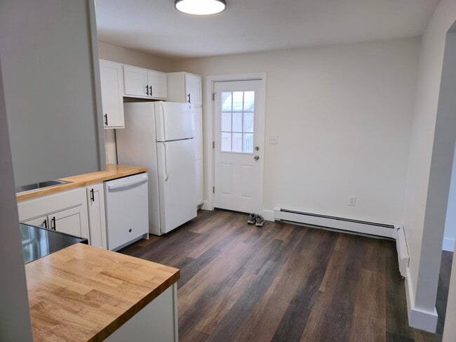 Eat-in Kitchen - 21 Old Etna Rd