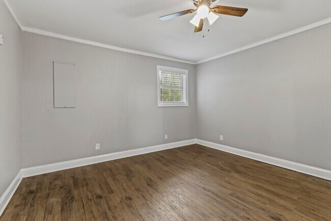 Photo - 308 W Lamm St