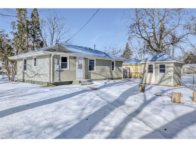 Photo - 6300 Quebec Ave N