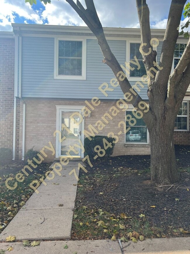 Building Photo - Lovely 2 BR, 1.5 Bath townhome in the Lexi...