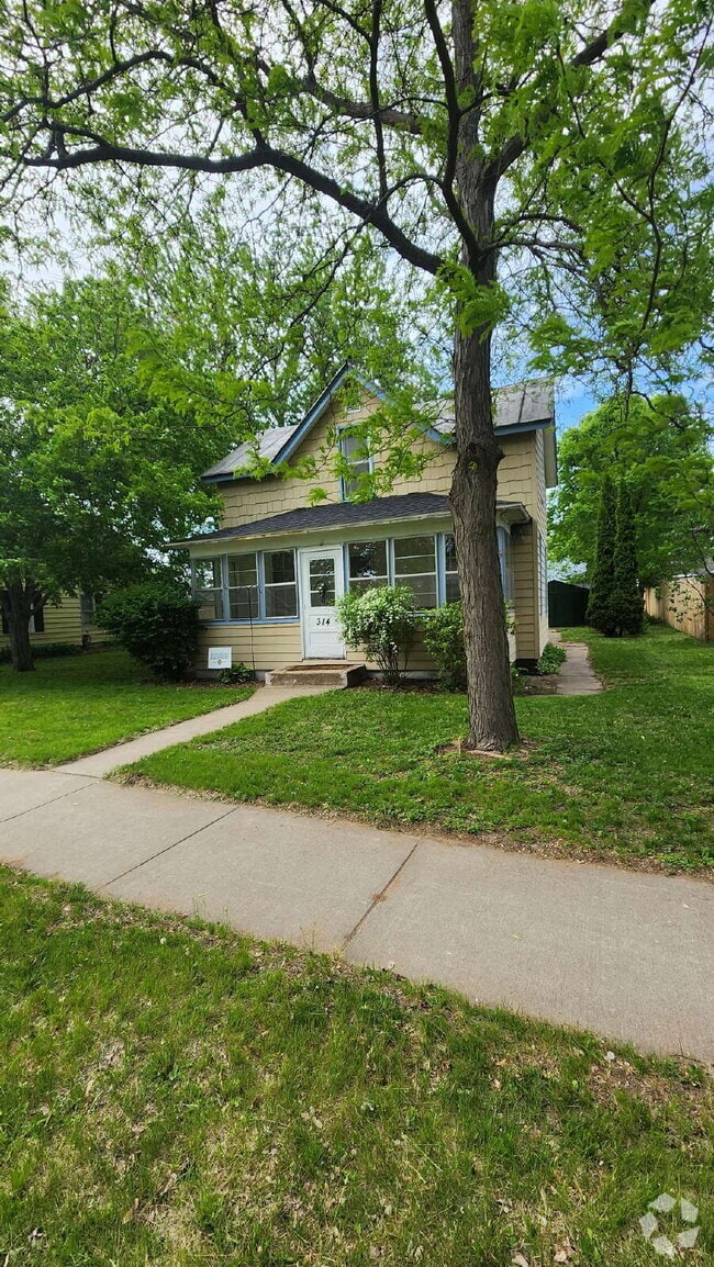 Building Photo - 4+ Bedroom Home Near Local Schools and Par...