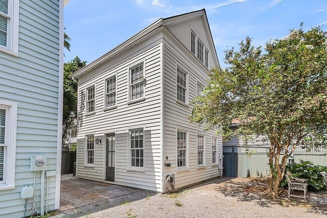 Building Photo - 3 Bedroom 2.5 Bath House in the hip Elliot...