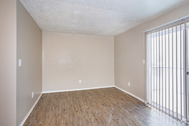 2BR, 1BA - 826SF - Living Room