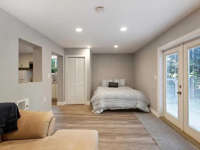 Building Photo - 755 Fern Ave Unit In-Law