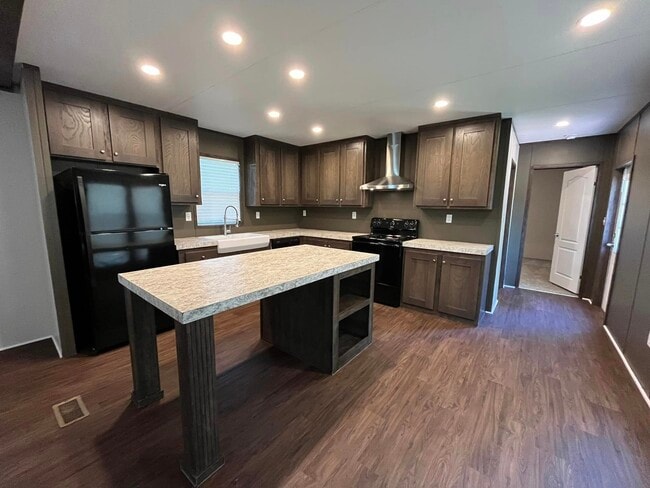 Photo - 106 E Semands St