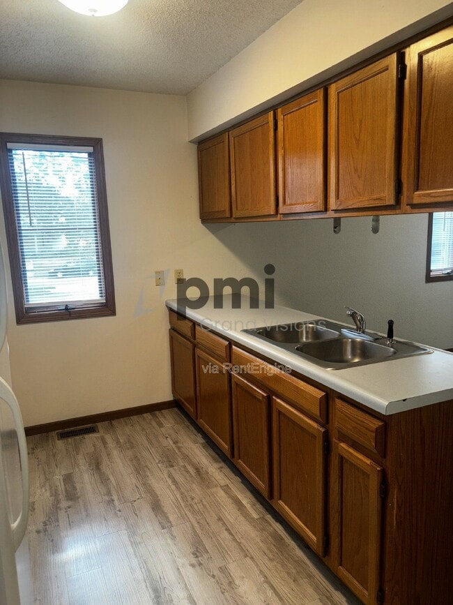 Building Photo - 1103 6th St