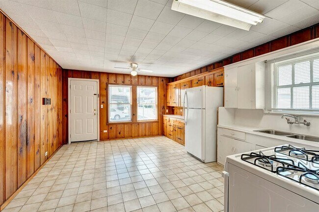 Photo - 939 Robbie St