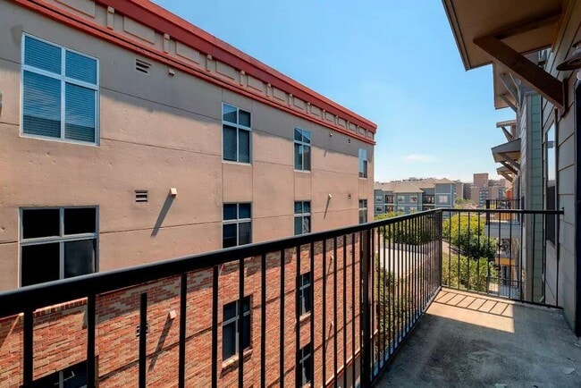 Building Photo - 2515 Pearl St Unit 603